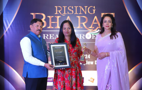 Archana Kanungo receiving award